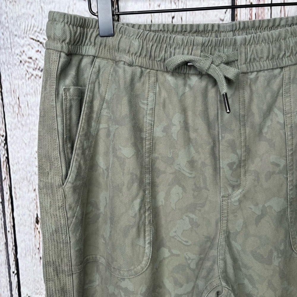 Athleta Printed Farallon Jogger Size 12 Olive Army Green Camo Print Pull On Pant - Picture 2 of 16